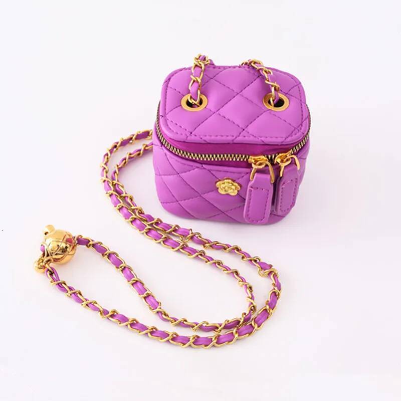 Lingge Embroidered Thread Women's New Popular Chain Crossbody Fashionable and Super Hot Small Square Bag