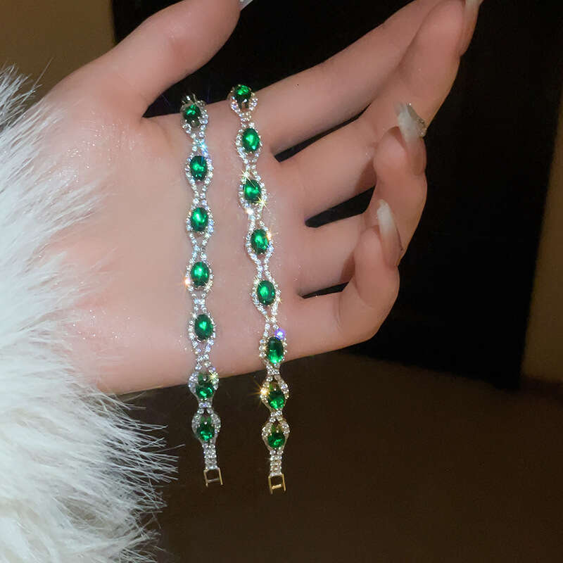 DHCollections Crystal Oval Buckle Bracelet with Inlaid Dias, Simple Palace Style, Niche High-end Sense, Elegant Jewelry with Customized AI Creation Ve