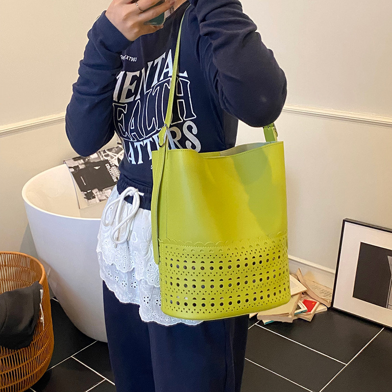 designer 2025 New High-End Hollow Large Capacity Tote Bag for Women, Bucket Bag, Commuter Shoulder Bag, Handheld Crossbod