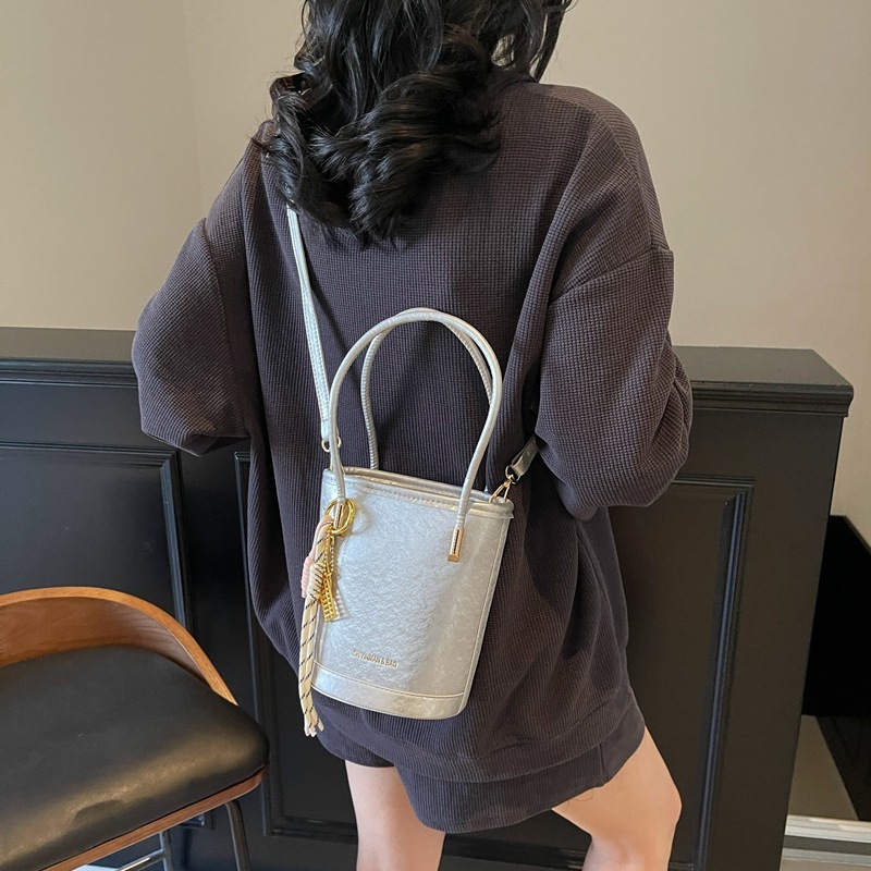 designer Niche Minimalist High-End Underarm Bag for Women 2025 Spring Summer New Korean Style Crossbody Bag Fashionable Handheld Bucket Bag