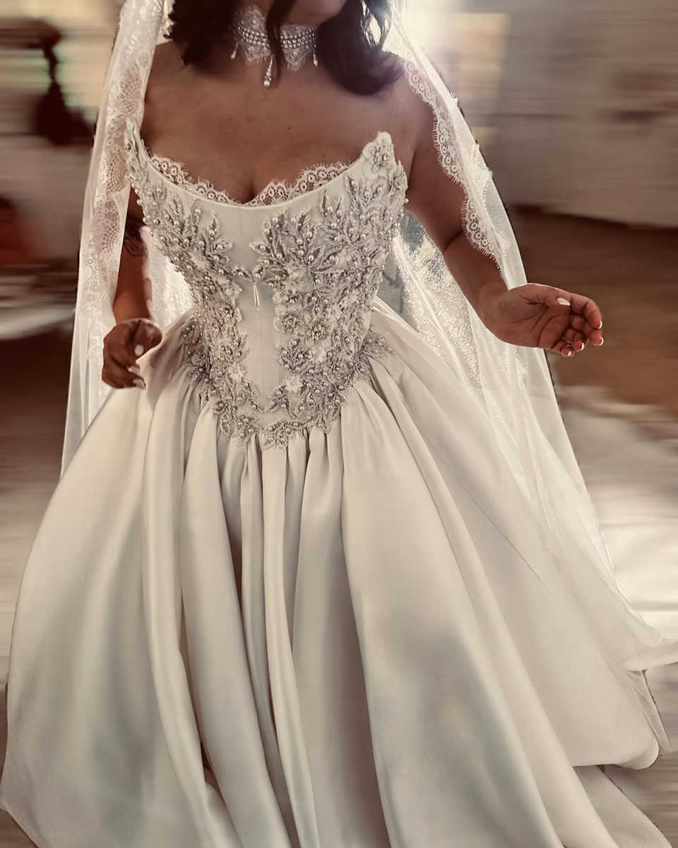 Classic Pearls A Line Wedding Dress With Veil Strapless Sleeveless Appliques Bride Gowns Floor Length Bridal Dresses Customized