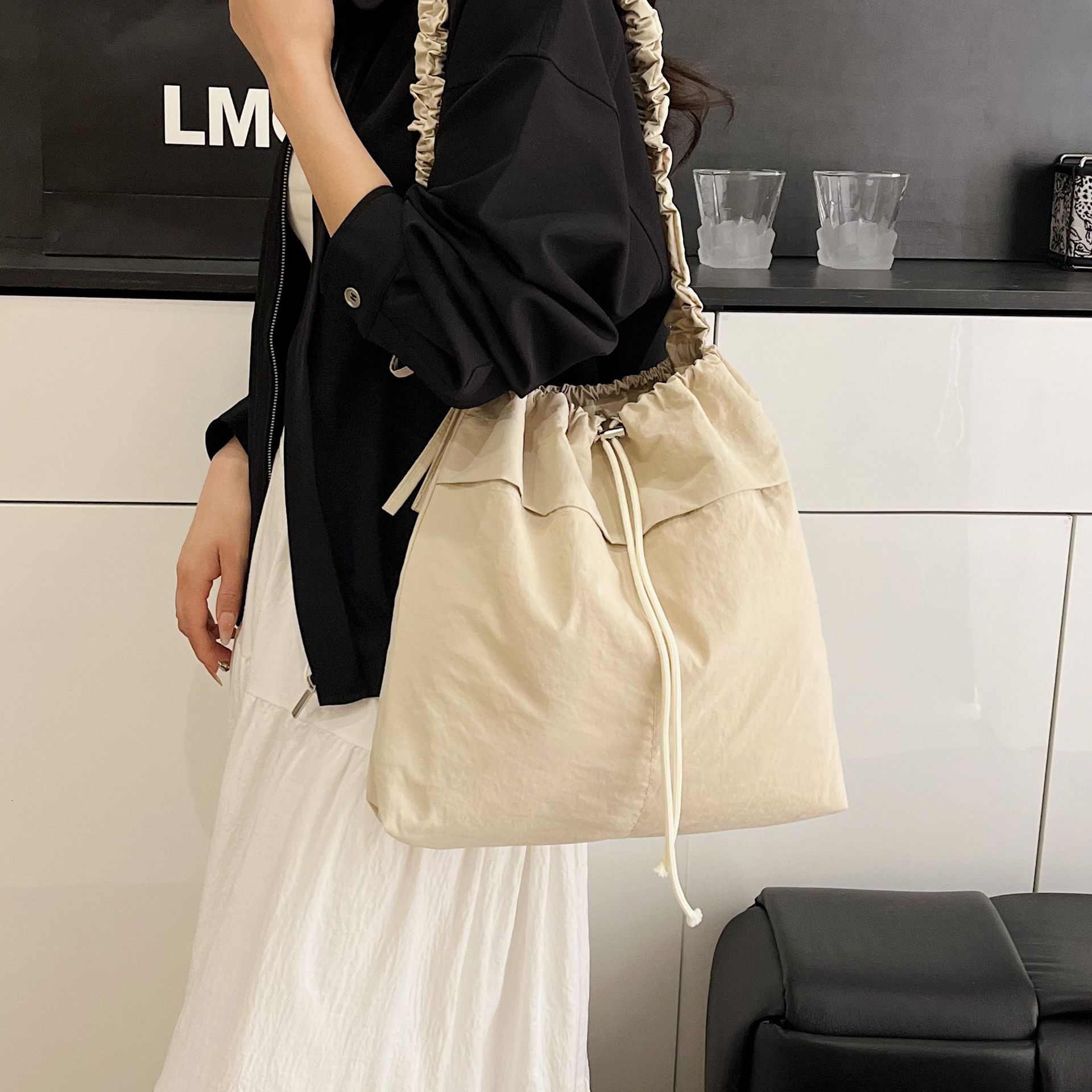 designer Large Capacity Drawstring Bucket Bag 2025 New Korean Style Ins Personality Casual Street Single Shoulder Crossbody Commuter Bag for