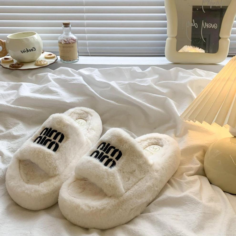 New Women Plush Lettered Chunky Slippers 2025 Fall Winter Indoor Outdoor Stylish Versatile Comfortable Cotton Slippers