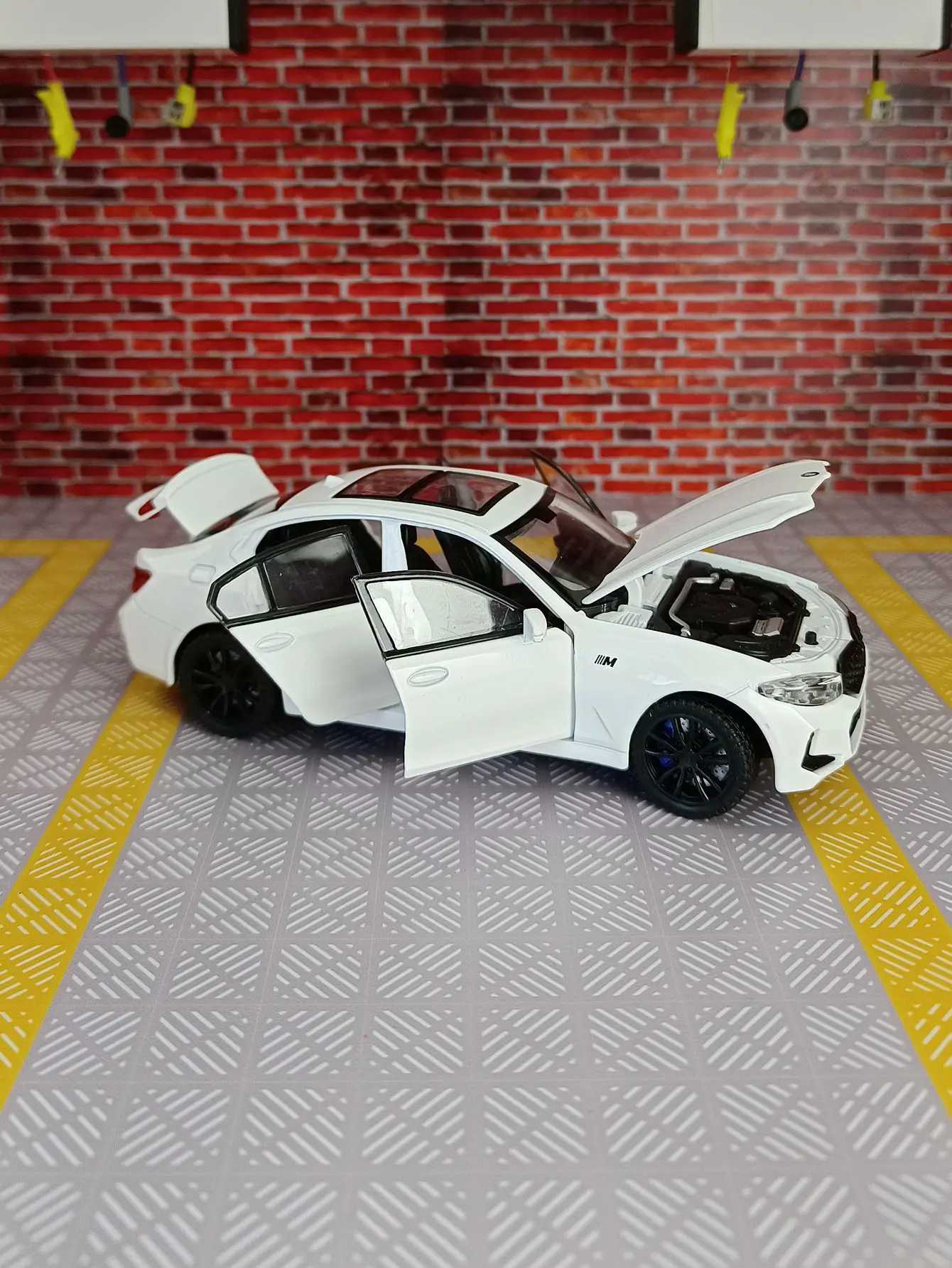 1 32 BMW 320i THE Alloy Car Model Diecast Metal Toy Vehicles Model Simation Sound and Light Collection Boy Kid Toy Gift C251106