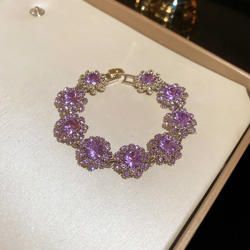 Vintage Light Luxury Circular Floral Shaped Choker Necklace with Rhinestones Elegant Niche European American Style Metal Textured Jewelry for Women