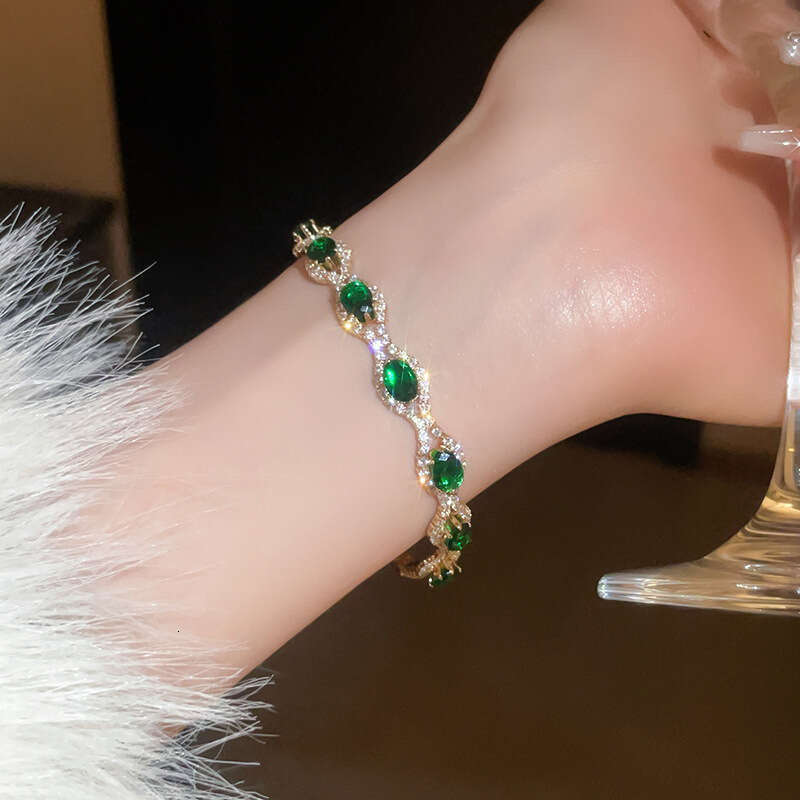 DHCollections Crystal Oval Buckle Bracelet with Inlaid Dias, Simple Palace Style, Niche High-end Sense, Elegant Jewelry with Customized AI Creation Ve
