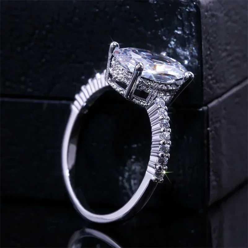 2025 Inlaid Oval Pigeon Egg Cube Zirconia Ring Fashionable and Personalized Platinum Engagement High-quality Jewelry y250730
