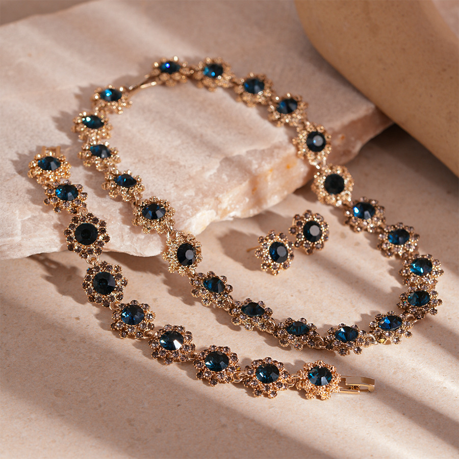 Vintage Light Luxury Circular Floral Shaped Choker Necklace with Rhinestones Elegant Niche European American Style Metal Textured Jewelry for Women