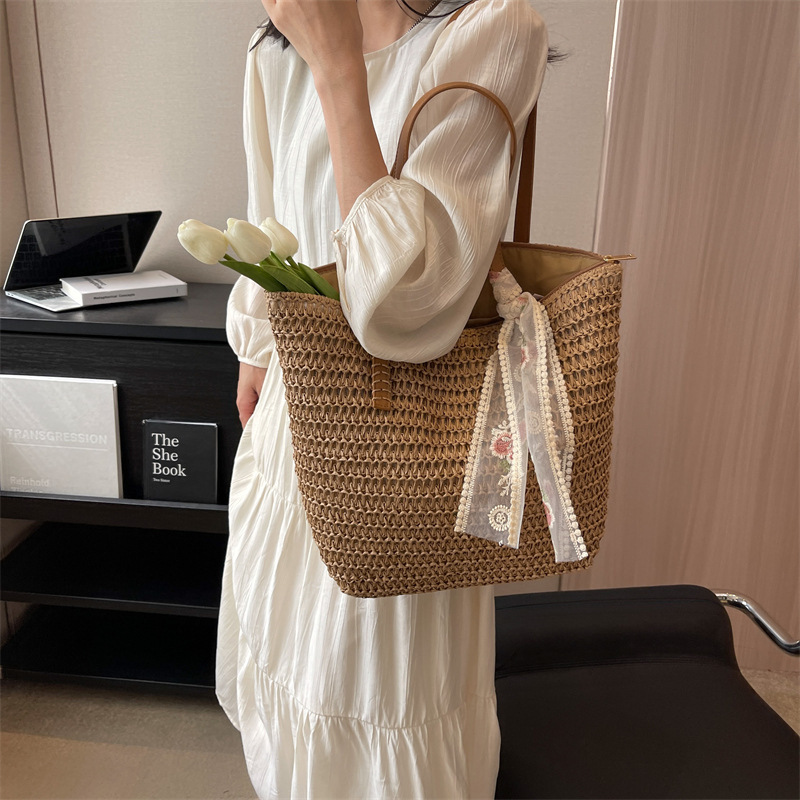 designer Niche Woven Bucket Bag 2025 New Model for Class and Commute, Large Capacity Vacation Shoulder Straw Bag for Women