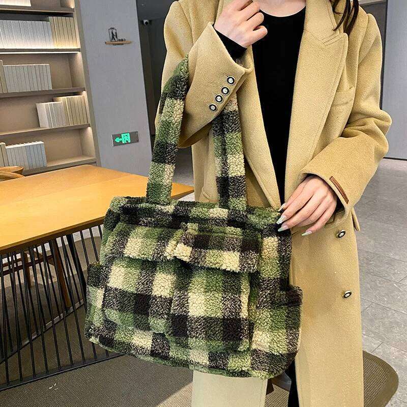 Hot Selling Women Large Capacity Fashion Lamb Wool Underarm Retro Plush Plaid Shoulder Bag Shopping Fluffy Tote Handbag Designer Bags