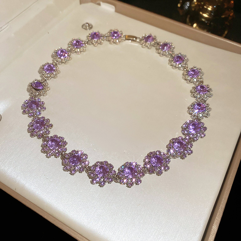Vintage Light Luxury Circular Floral Shaped Choker Necklace with Rhinestones Elegant Niche European American Style Metal Textured Jewelry for Women
