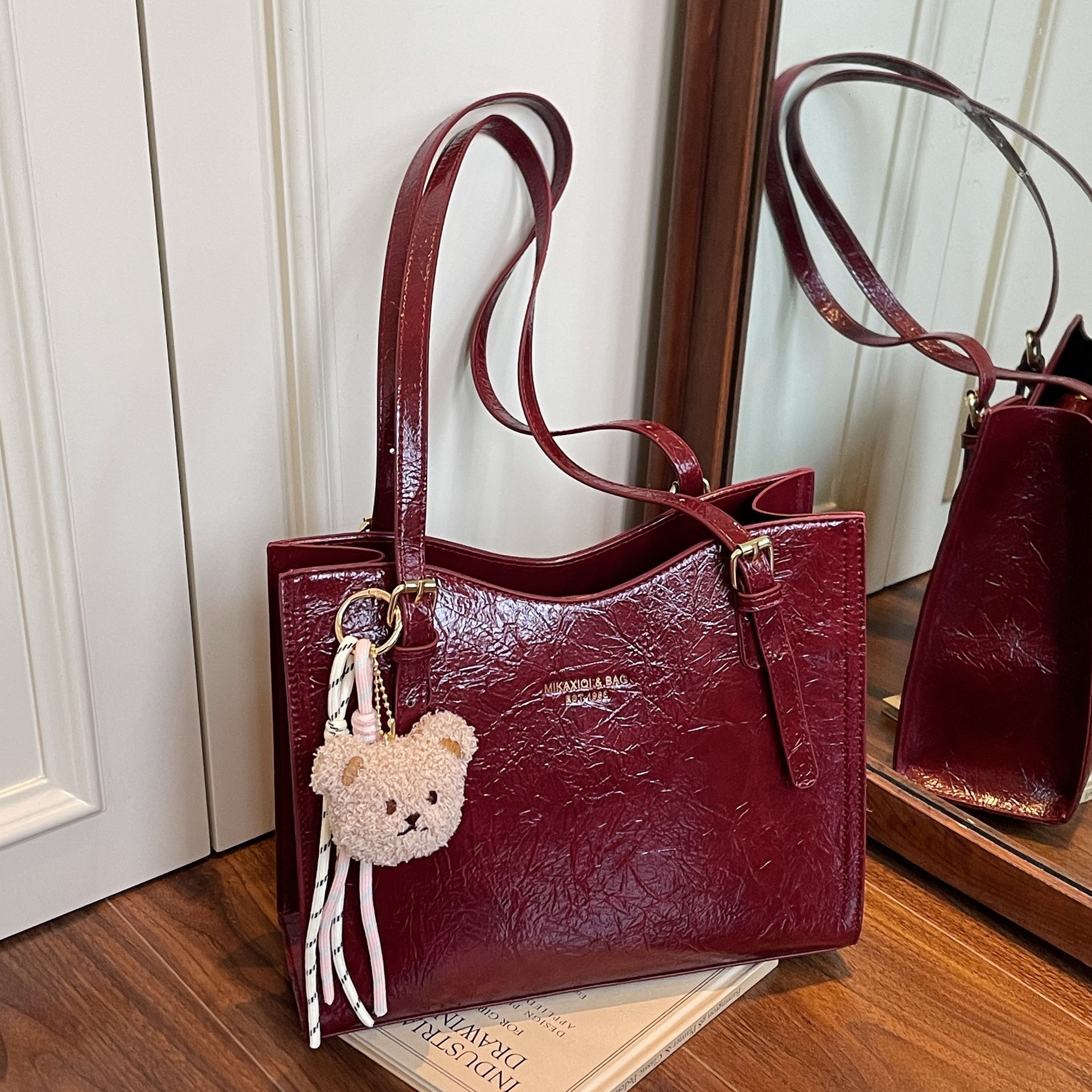 designer High-end 2025 Summer New Trendy Fashion Casual Shoulder Bag for Work Commute Underarm Bag Large Capacity Tot