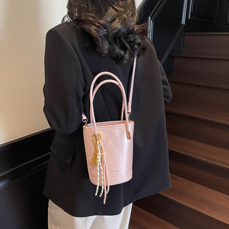 designer Niche Minimalist High-End Underarm Bag for Women 2025 Spring Summer New Korean Style Crossbody Bag Fashionable Handheld Bucket Bag