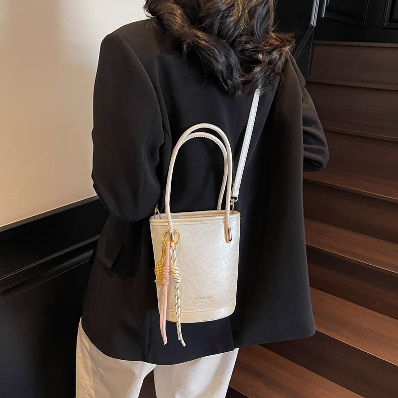 designer Niche Minimalist High-End Underarm Bag for Women 2025 Spring Summer New Korean Style Crossbody Bag Fashionable Handheld Bucket Bag