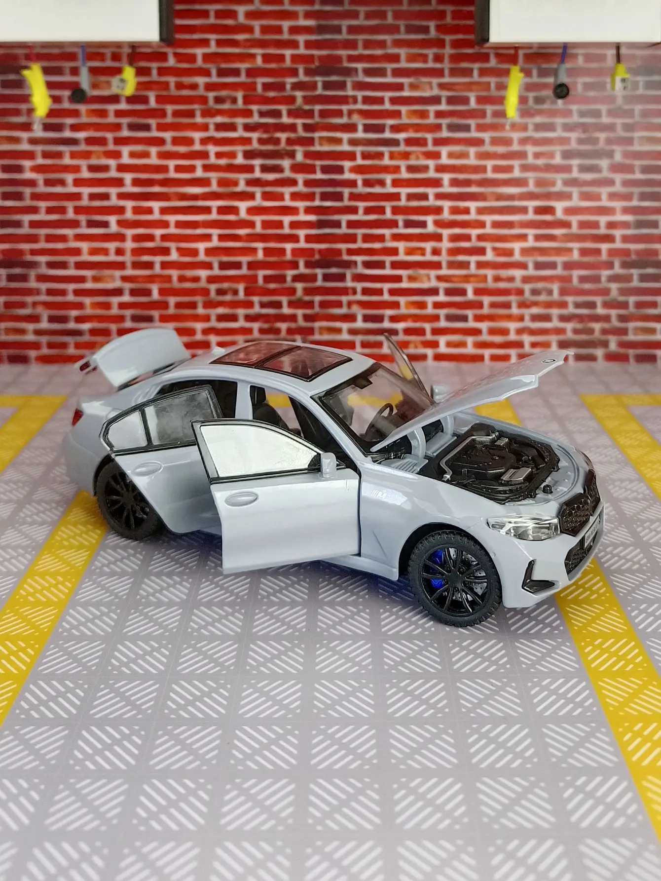 1 32 BMW 320i THE Alloy Car Model Diecast Metal Toy Vehicles Model Simation Sound and Light Collection Boy Kid Toy Gift C251106