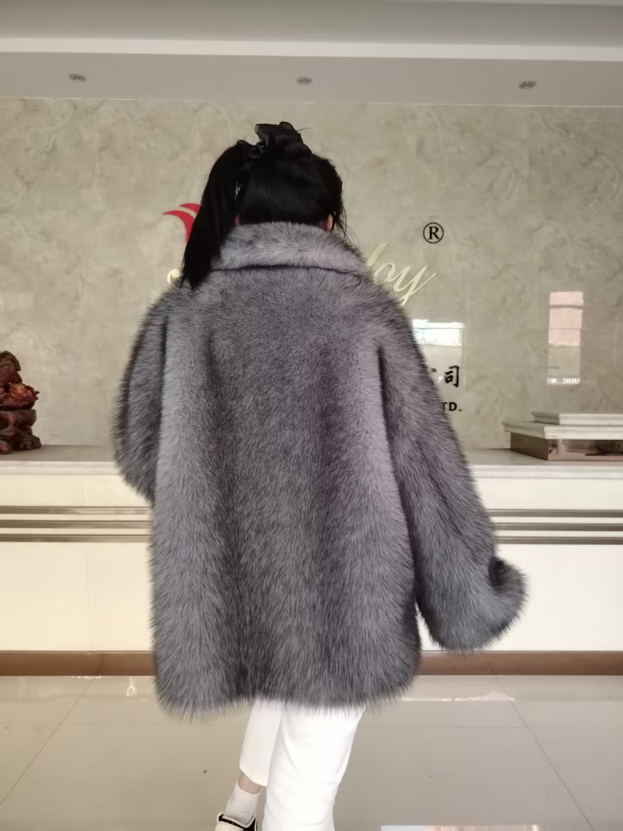 Chic High-End Tweed Overcoat Featuring a Sophisticated Faux-Pelt Finish Customize Your Style With Our Diverse Color Palette