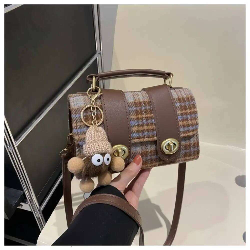 Hot Selling The New Popular Boston Crossbody Bag With A Hand-Held Pillow And Grid For Commuting Designer Bags