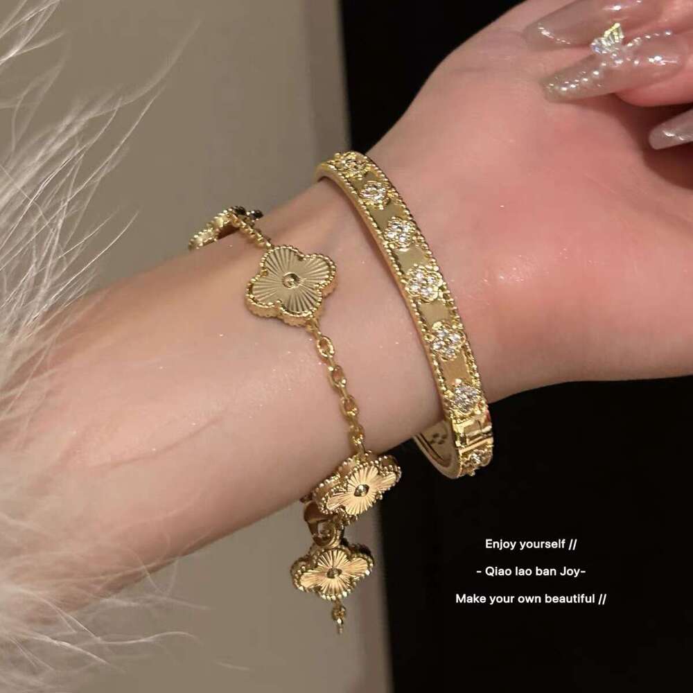 designer bracelet Super Shiny Dia-Studded Four-Petal Flower Bangle Niche Minimalist Style Bracelet Elegant Light High-End Sense Jewelry for Women with