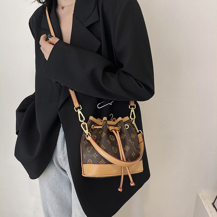 Totes 2025 New Designer Bag Artwork Crossbody Bags For Women Ladies Fashion Floral Messenger Bags