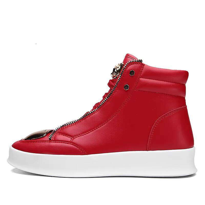 Contemporary Urban Male Hiking Trainers Featuring Secure Fastening System