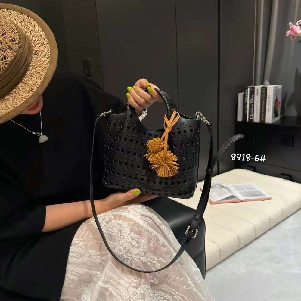 2025 New Hollow Out Handbag Summer Niche Versatile Crossbody Beach Photo Shoot Women's Bag