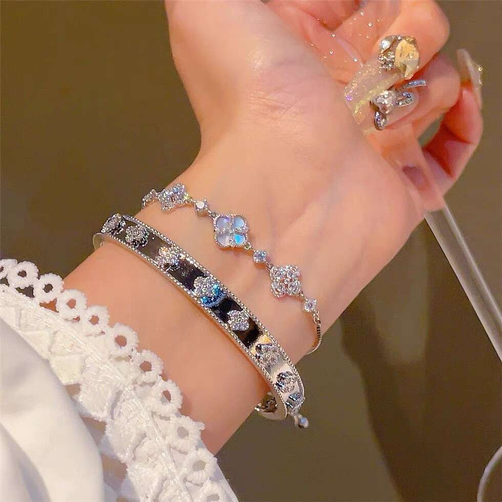 designer bracelet Super Shiny Dia-Studded Four-Petal Flower Bangle Niche Minimalist Style Bracelet Elegant Light High-End Sense Jewelry for Women with