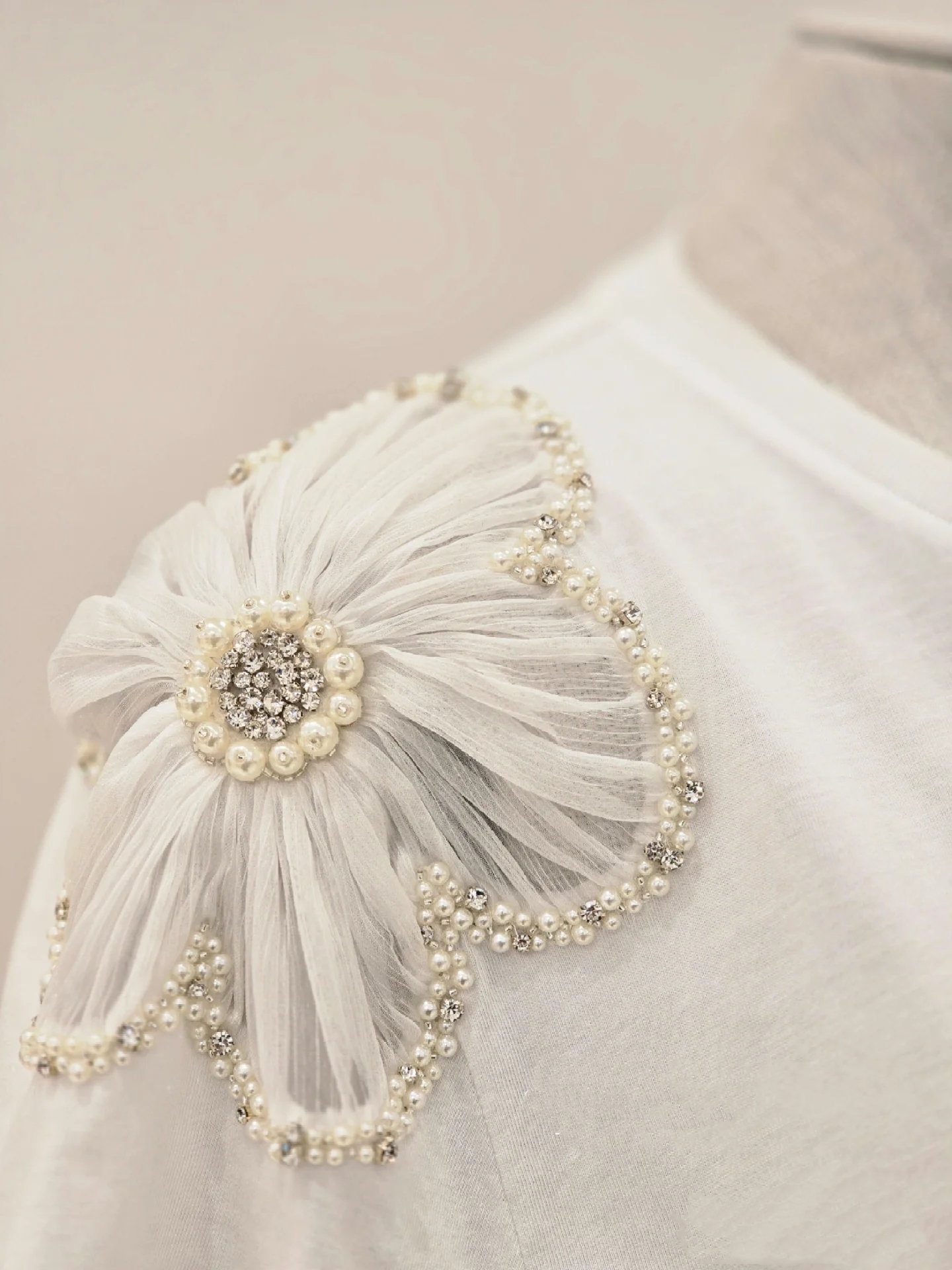 Women's Round Neck White Tshirt Shoulder Beading Diamond Flower Decoration T-Shirt Simple Lady Short Sleeve Tee Top