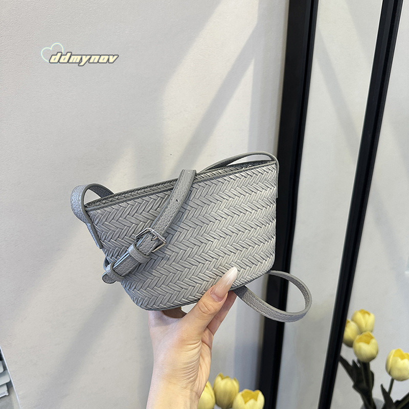 Korean Style Niche Yuanbao Bucket for Women 2025 New Fashion Woven Shoulder Versatile Crossbody Bag ddmynov