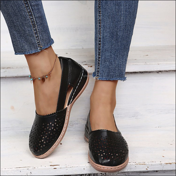 2025 Summer Beach Export Plus Size Casual Sandals For Women European Designer Sandals And American Style Wedge Hollow Solid Color Low Heel Outdoor San