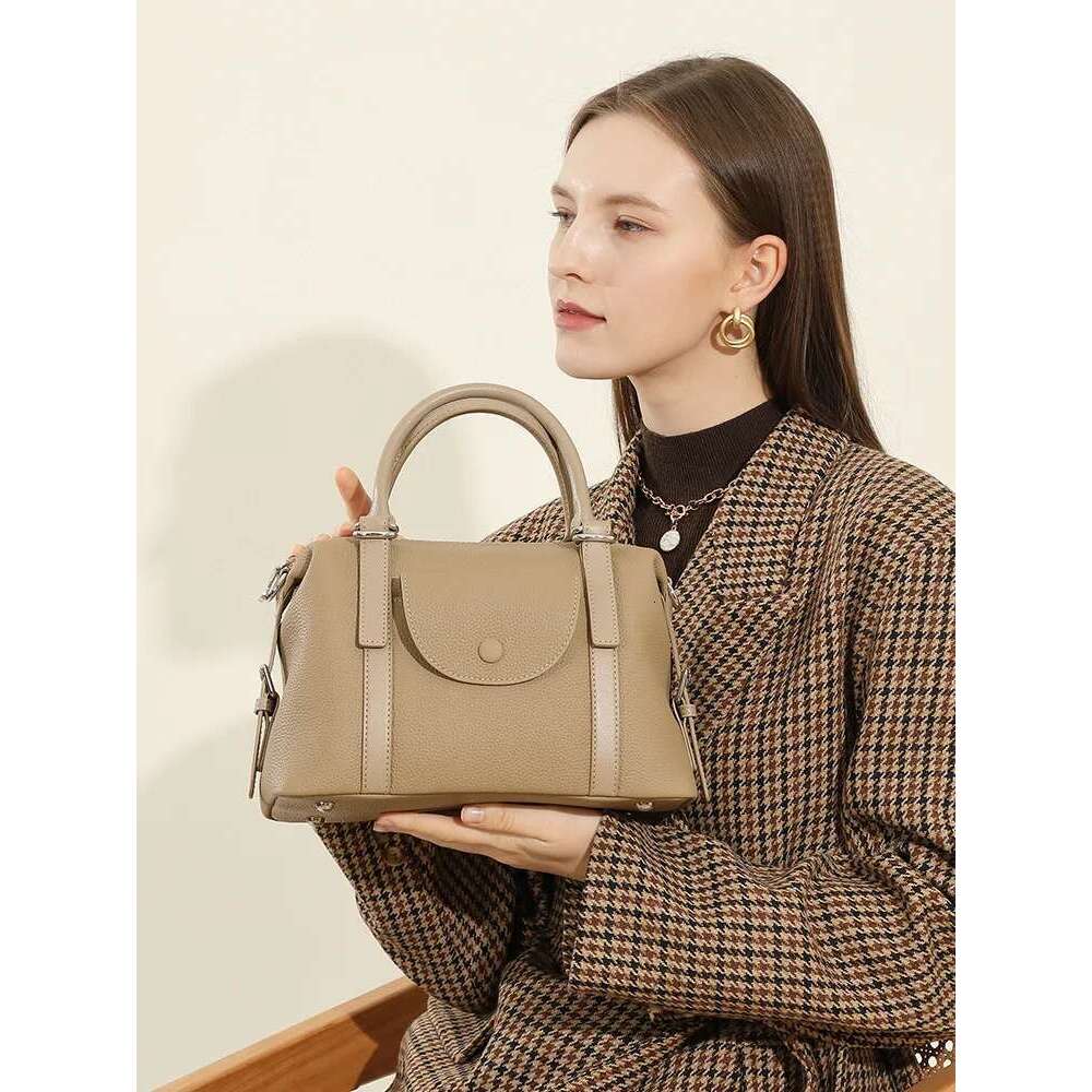 Genuine Leather Versatile Handbag For Women Design Commuter Shoulder 2025 New model High Quality Commuting Bag