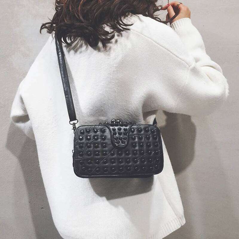 Designer Rivet Shoulder Bag Women Fashion Crossbody Purse For Grils Multi Pocket Phone Zero Wallet Soft Leather Handbag Carteras