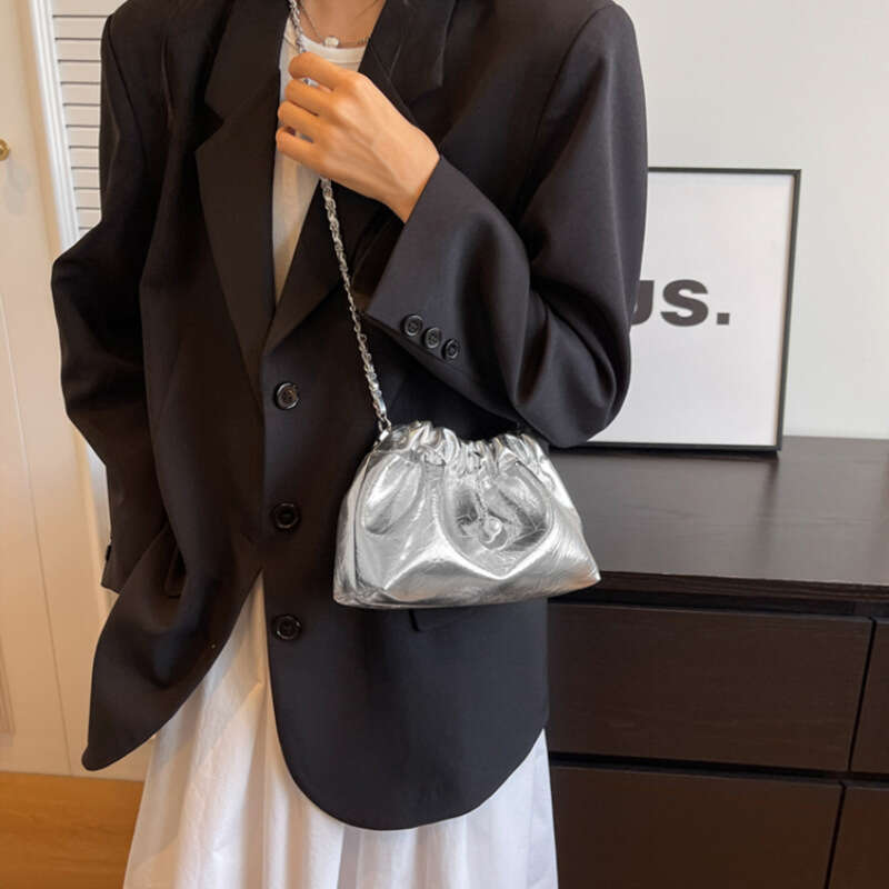 2025 New High-End Wrinkled Cloud Bucket Niche Light Luxury Versatile Chain Fashion Single Shoulder Crossbody Women's Bag