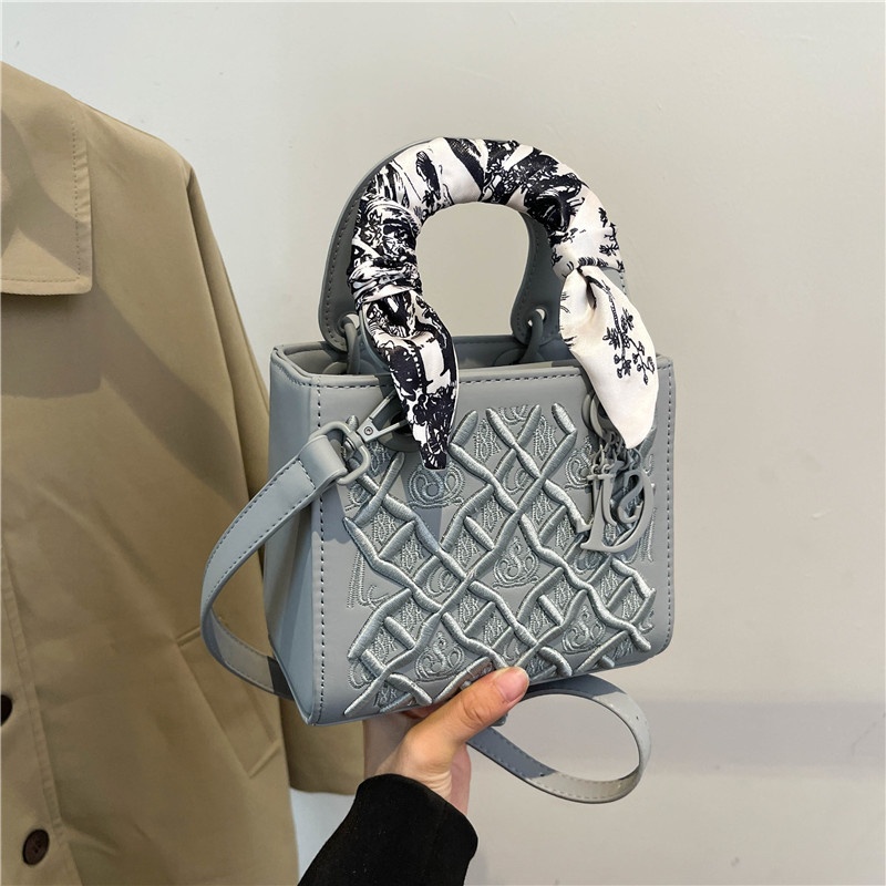 Free Shipping 2025 Designer Women's Luxury New Style Embroidered Cross Shoulder Handheld Small Box Bag black pink brown