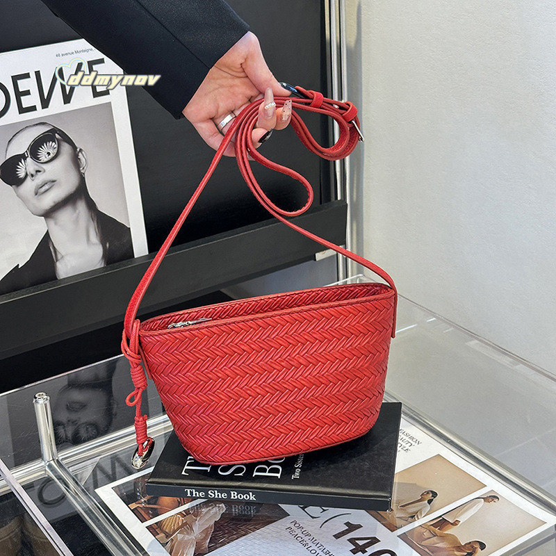 Korean Style Niche Yuanbao Bucket for Women 2025 New Fashion Woven Shoulder Versatile Crossbody Bag ddmynov