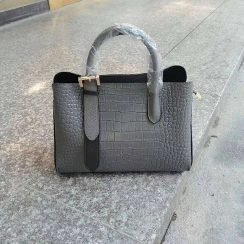 2025 New Large Capacity Genuine Leather Handbag Fashion Commuter Single Shoulder Crossbody Bag 2025/06/10