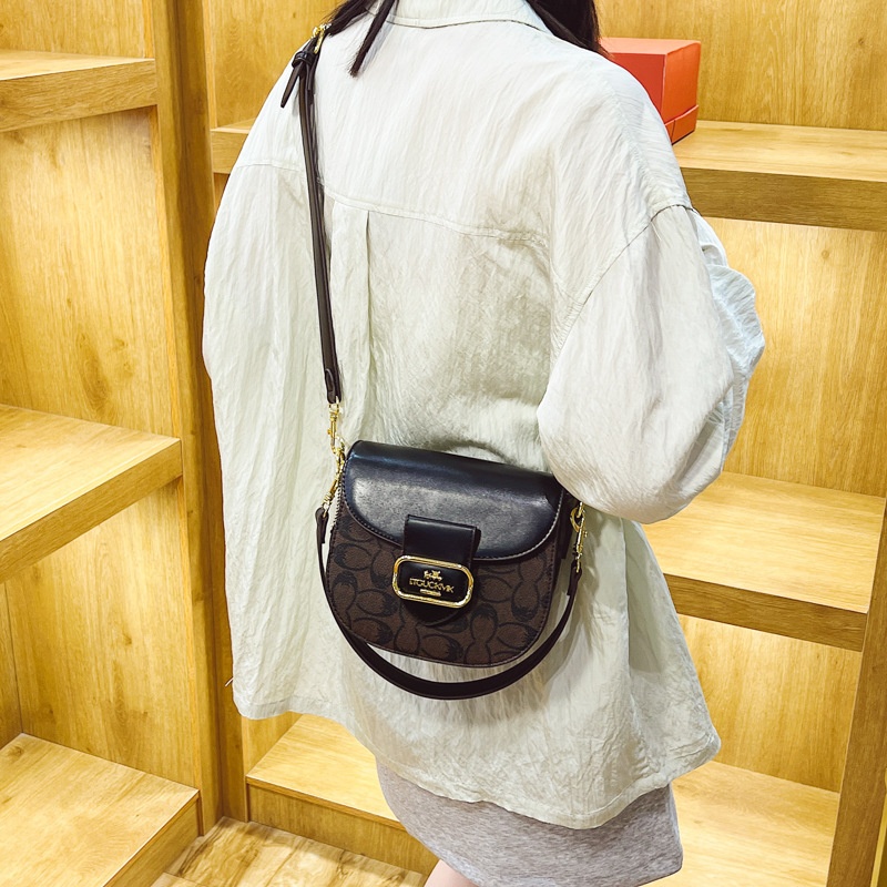 Free shipping 2025 designer women's luxury French fashion retro single shoulder handbag crossbody bag brown