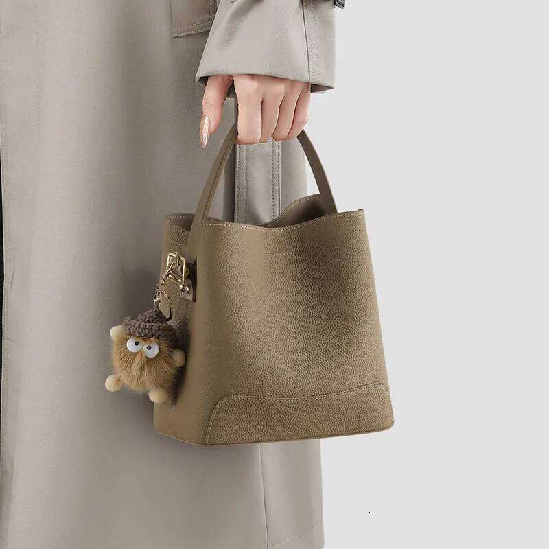 Genuine leather women's fashionable crossbody commuting versatile bucket light one-shoulder handbag bag