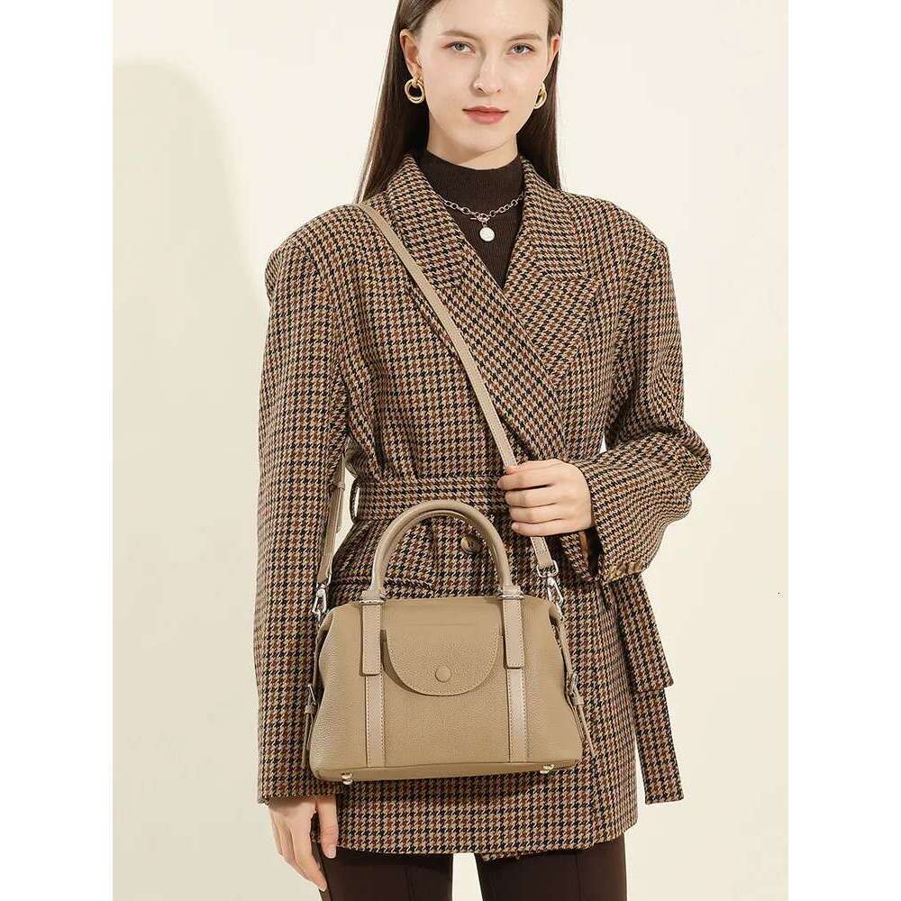 Genuine Leather Versatile Handbag For Women Design Commuter Shoulder 2025 New model High Quality Commuting Bag