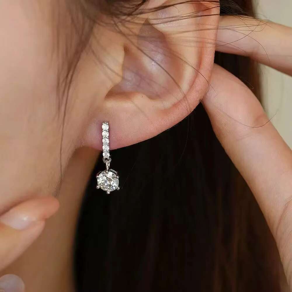 Custom Vss 1.0ct 6.5mm Carat Brilliant Cut Moissanite Diamond S925 Sterling Silver Wedding Huggie Earring for Women Best Gift