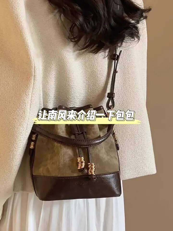 Oil Painting Revival Retro Temperament Premium Sense Versatile Bucket Women's 2025 New Fall/Winter Drawstring Tote Bag