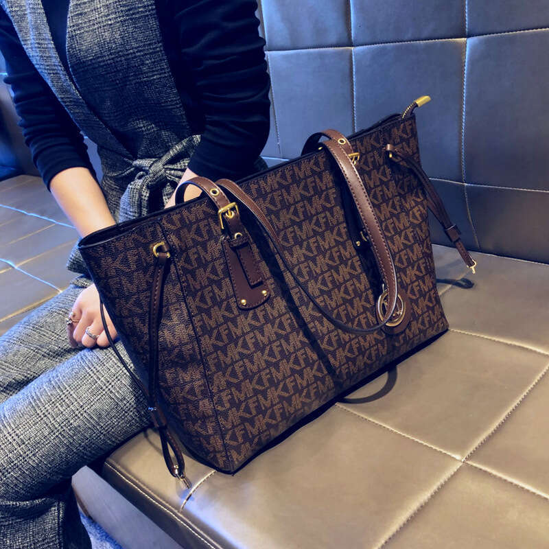 Hong Kong Genuine Leather Handbag for Women 2023 New Trendy Design Fashion Large Capacity Travel Shoulder Tote Bag