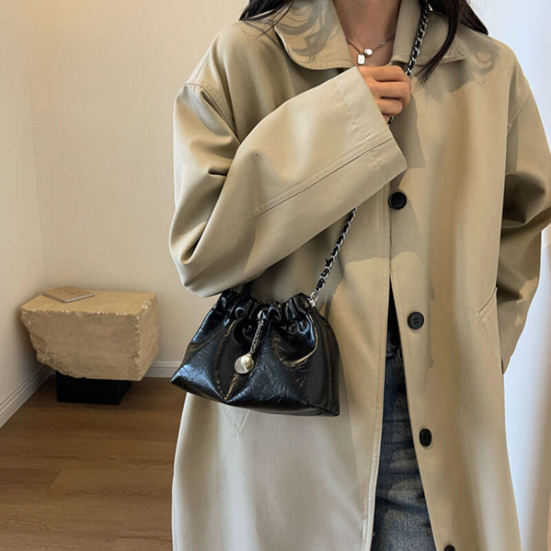 2025 New High-End Wrinkled Cloud Bucket Niche Light Luxury Versatile Chain Fashion Single Shoulder Crossbody Women's Bag
