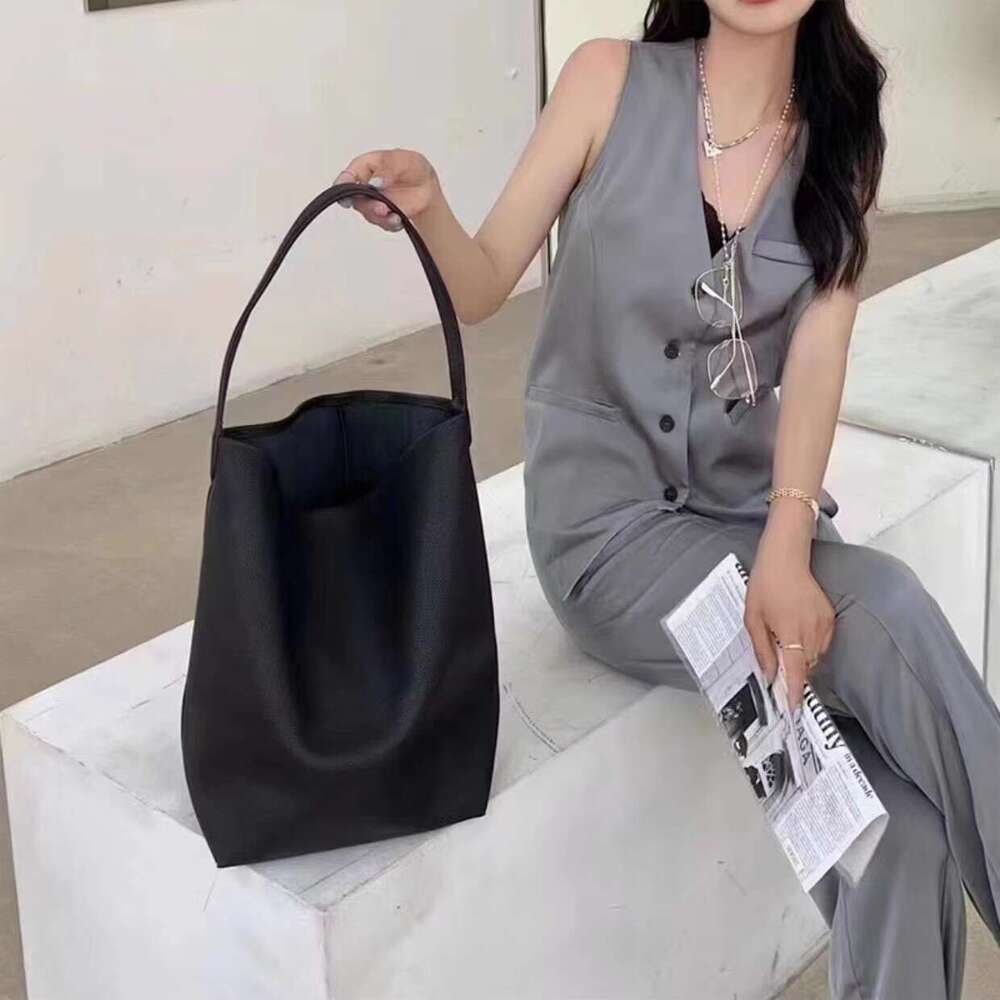 Lychee Grain Soft Leather Bucket 2023 New High-End Commuter Large Capacity Shoulder Lazy Style Tote Bag Trend