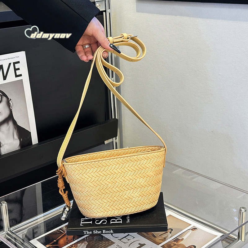 Korean Style Niche Yuanbao Bucket for Women 2025 New Fashion Woven Shoulder Versatile Crossbody Bag ddmynov