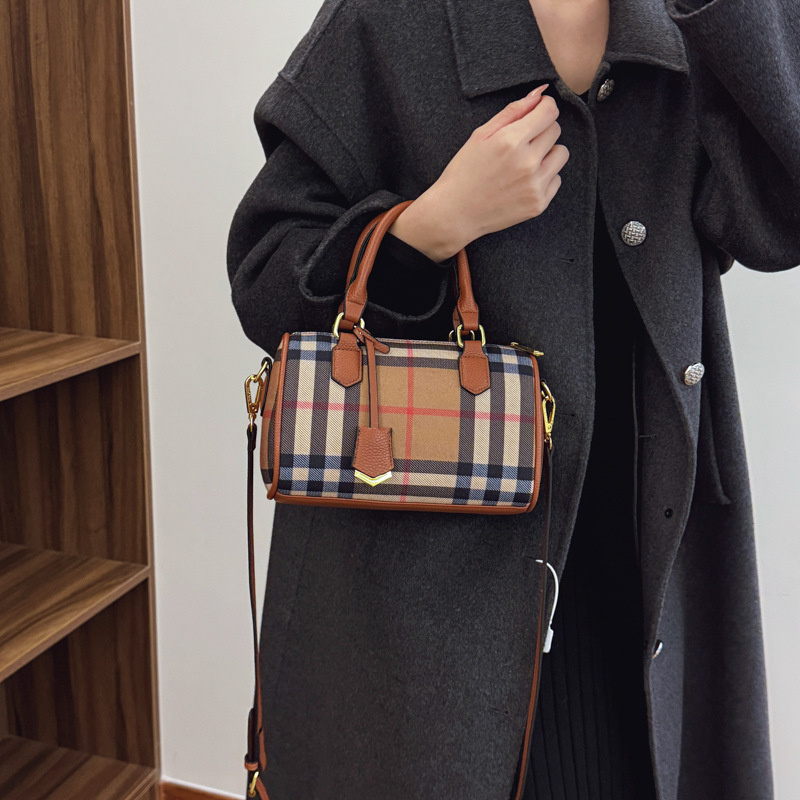 Designer bag free shipping 2025 new fashionable commuting high-end texture printed pillow bag hand-held shoulder crossbody bag for women
