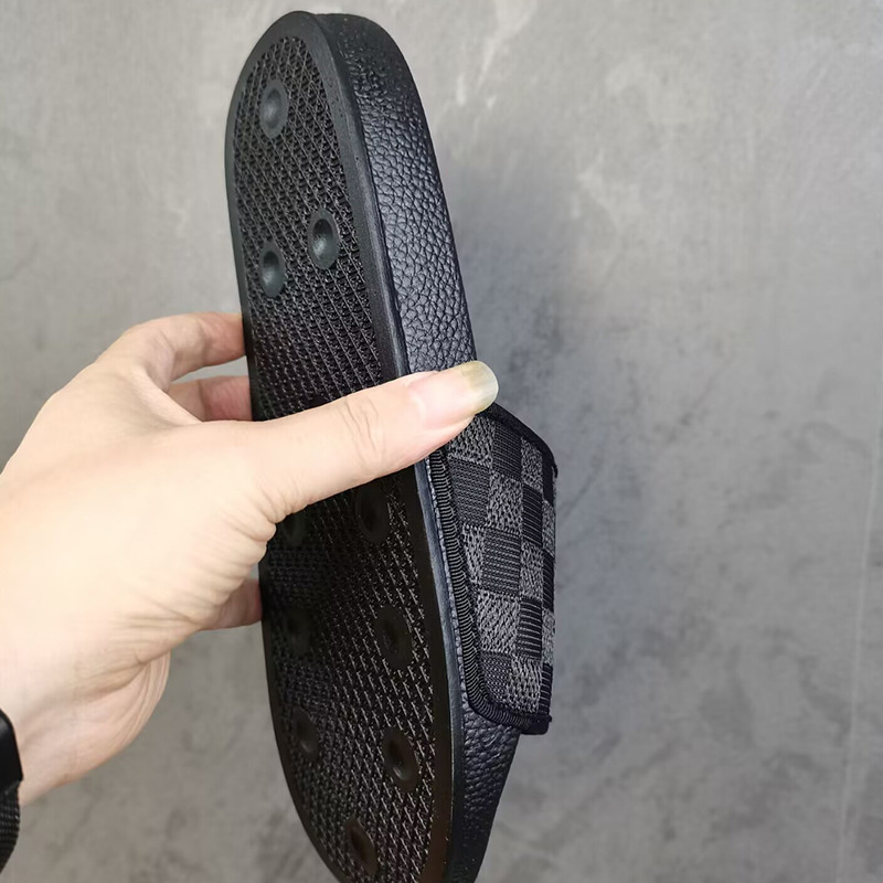 Designer slippers free shipping 2025 new fashion luxury high-end feeling checkered printed thick soled sandals for men women