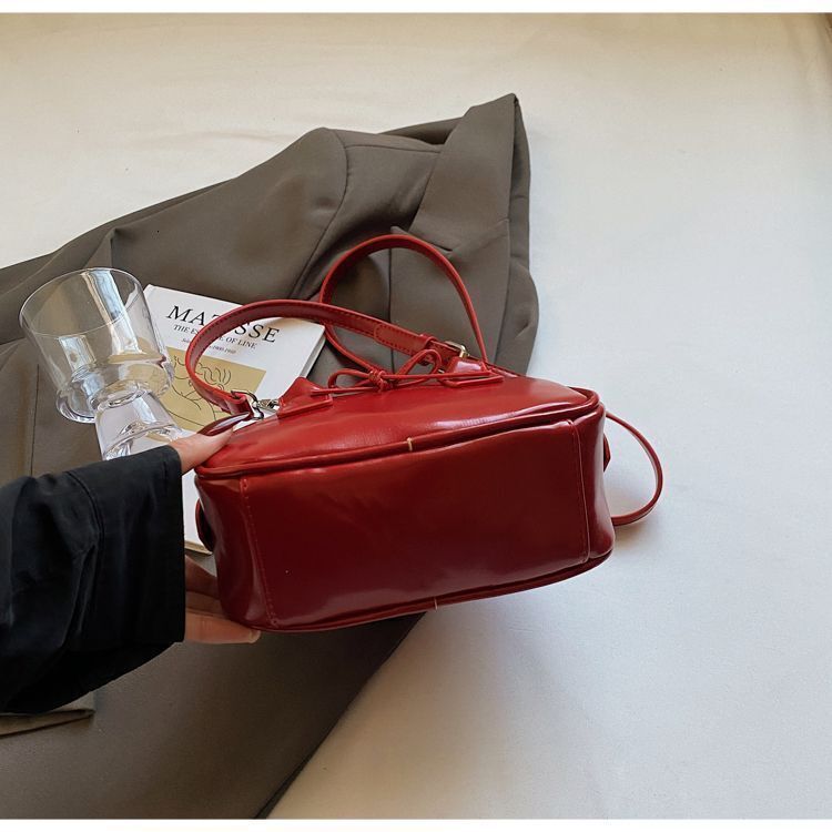 Free Shipping 2025 New Designer Bag Fashion Texture Oil Wax Leather Luxury Wallet Handheld Bowling Bag Niche Trend Bow Multifunctional Handbag