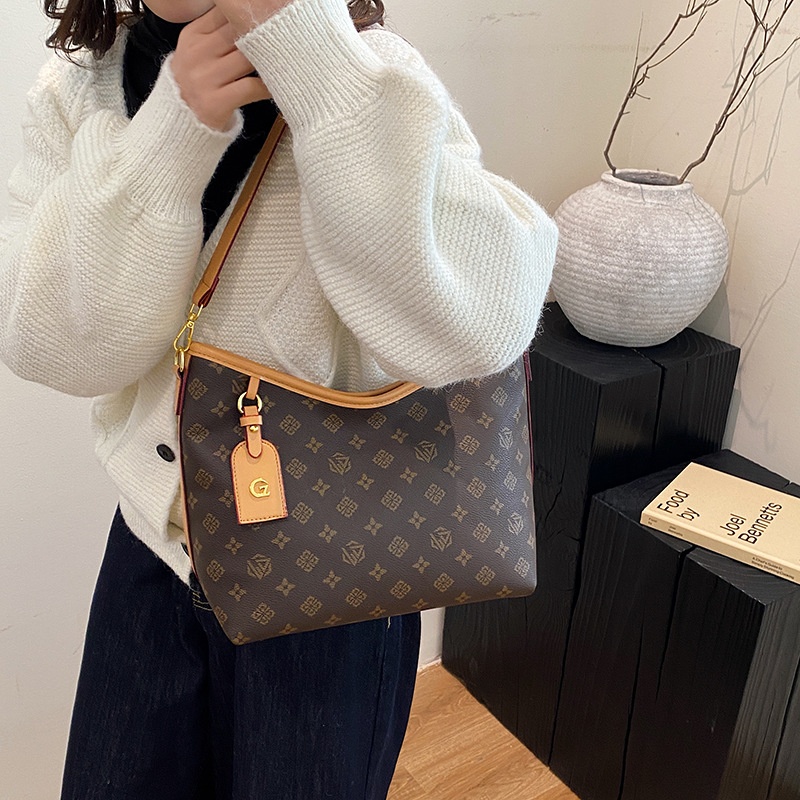 Free Shipping 2025 Designer Women's Luxury New Armband Wide Shoulder Strap Shoulder Bag Diagonal Cross Bag brown