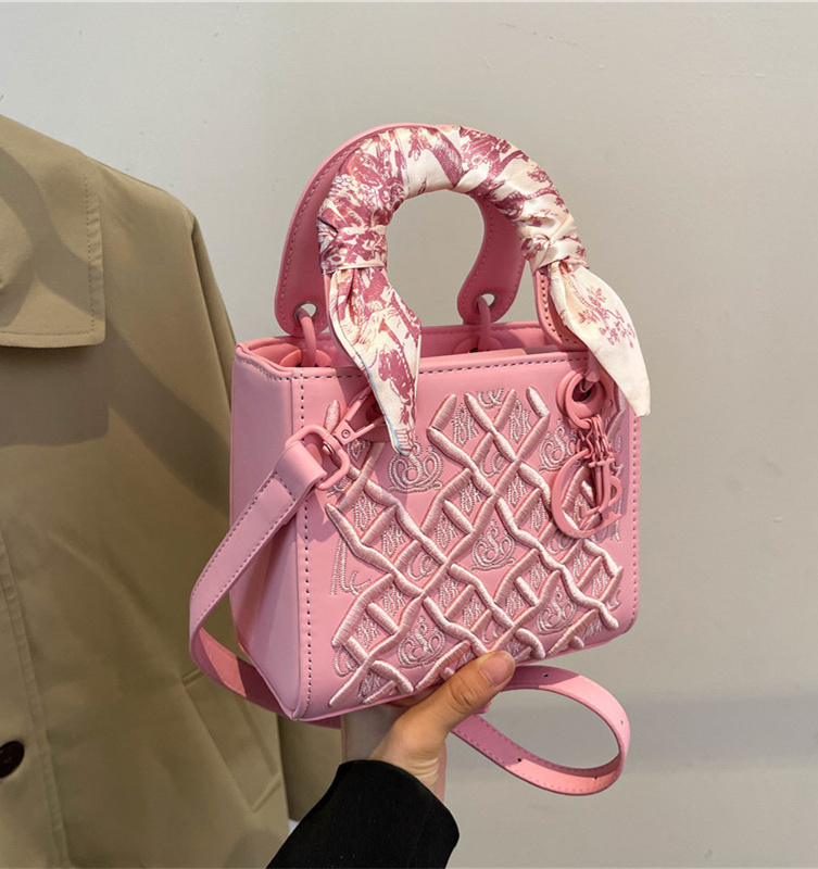 Free shipping 2025 new designer bag, high-end, light luxury bag, versatile temperament, heavy embroidery, Daifei bag, crossbody, handbag, small square