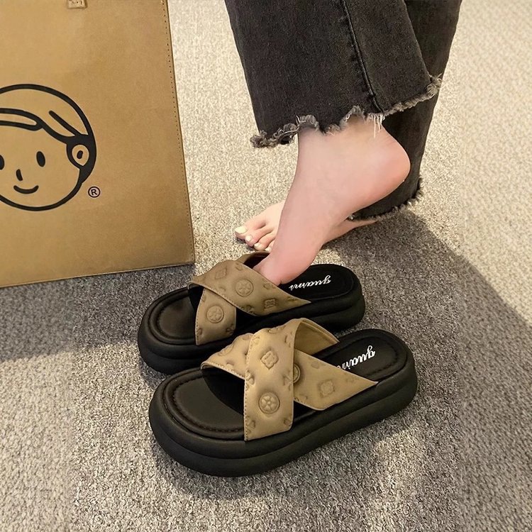 designer's thick-soled slippers are fashionable and versatile for women's summer outerwear. 2025 new high-end soft-soled anti-slip beach san